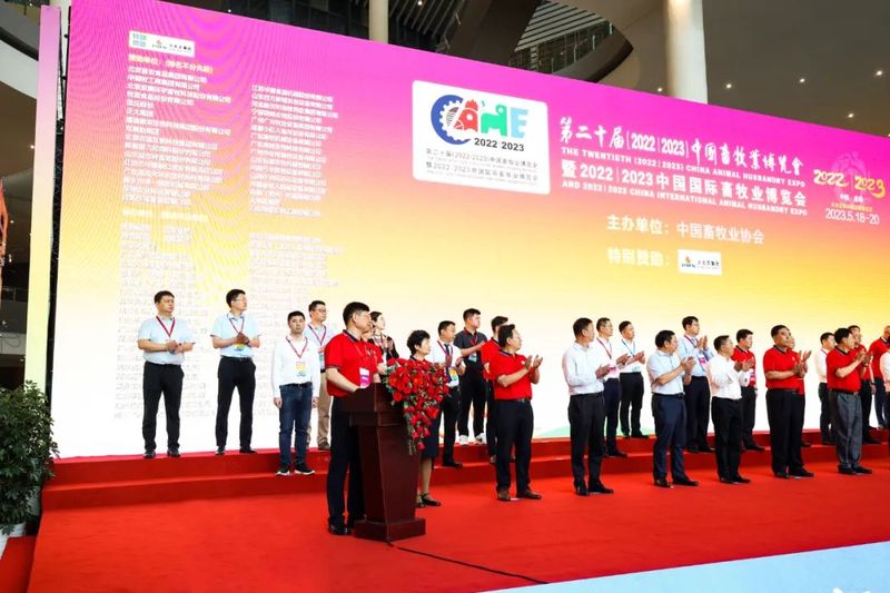 畜博會現(xiàn)場人氣爆棚｜國務院參事于康震等多位領(lǐng)導蒞臨卓一牧業(yè)展位調(diào)研